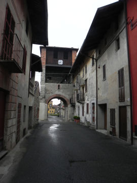 Torre del Ricetto di Piverone in fondo a Via G. Flecchia (34779 bytes)